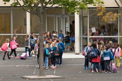Strasbourg : des élèves dotés de gilets équipés de GPS, pour un partage équitable filles-garçons de la cour de récréation