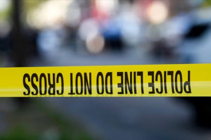 Un « monstre » caché : une baby-sitter, qui tente de rassurer un enfant, découvre un homme caché sous son lit