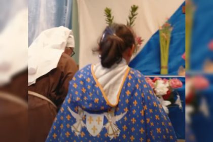 « De véritables héros que les enfants peuvent imiter » : pour la Toussaint, Hedwige confectionne des costumes de saints