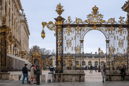L&rsquo;une des fameuses portes dorées de la place Stanislas à Nancy va être démontée