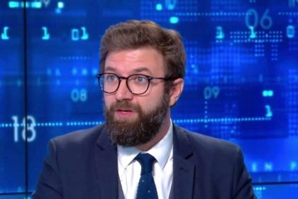 Polémique Yassine Belattar : « Cette histoire montre que &lsquo;l’humoriste&rsquo; est toujours l’un des visiteurs du soir d’Emmanuel Macron »