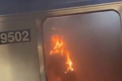 New York : la police arrête un homme soupçonné d&rsquo;avoir mis le feu à une femme dans le métro