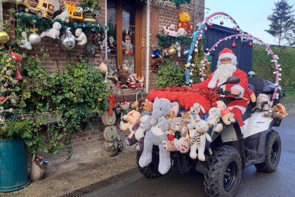 Le père Noël arrive en quad dans cette commune normande – et il est très demandé !