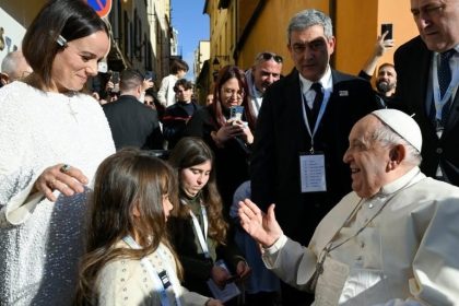 La chanteuse Alizée touchée par la bénédiction de sa fille par le pape François en Corse