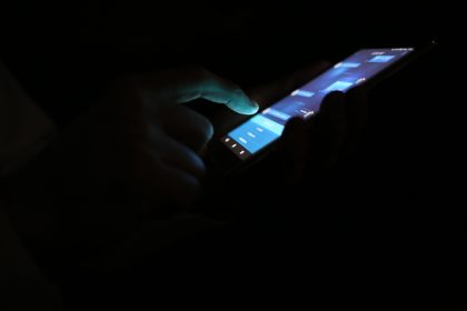 « Je vous en prie, mon doux roi » : après le suicide d&rsquo;un adolescent, une start-up de l&rsquo;IA prend des mesures de sécurité