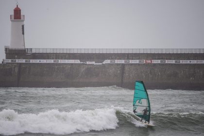 « Je me suis toujours dit que j’allais survivre » :  il est retrouvé sain et sauf, après plus de 16 heures passées agrippé à sa planche à voile