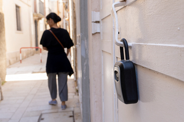 La Rochelle : pour limiter les locations Airbnb, la Ville retire les boîtes à clés accrochées sur l’espace public