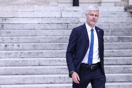 François Bayrou n&rsquo;a pas respecté son engagement, LR menace de ne pas soutenir son gouvernement