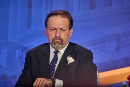 Sebastian Gorka décrit la politique étrangère de Trump : pas d&rsquo;interventionnisme ni d&rsquo;isolationnisme, mais une « force chirurgicale »