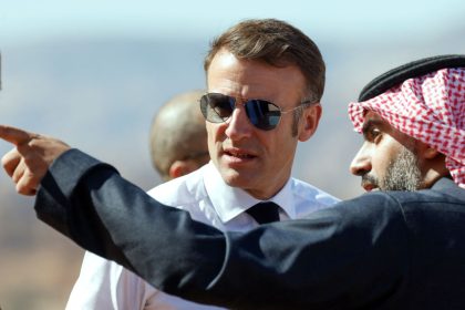 Depuis Ryad, Emmanuel Macron incrédule face à la censure qui menace son gouvernement