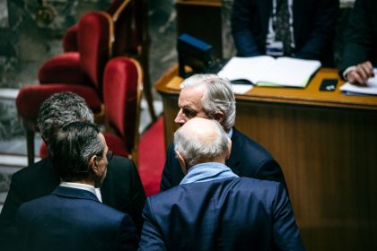 Censure : après avoir reçu Michel Barnier, Emmanuel Macron va s&rsquo;entretenir avec les présidents des chambres parlementaires