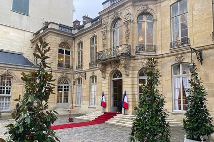 Premier ministre : François Bayrou quitte l&rsquo;Élysée par une porte dérobée, tandis qu&rsquo;une passation de pouvoir est attendue en fin de matinée
