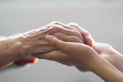 Fernande, 100 ans et son arrière-petite-fille Mel, stars du Web grâce à leurs relations émouvantes