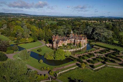 Angleterre : Madresfield Court, l&rsquo;un des plus beaux exemples d&rsquo;architecture ecclésiastique du mouvement Arts and Crafts