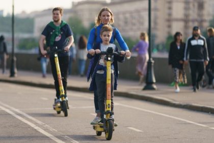 Lot-et-Garonne : un enfant de 3 ans et sa maman en trottinette électrique percutés, le chauffard prend la fuite