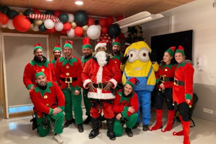 Villejuif : pour changer le quotidien des enfants malades, les policiers se transforment en Père Noël et ses lutins