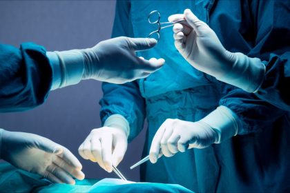 Une femme découvre une paire de ciseaux dans son ventre, deux ans après avoir été opérée