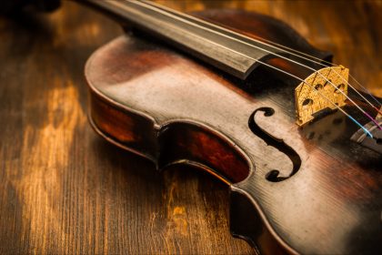 Grâce à un message posté sur Facebook, il retrouve son précieux violon quatre ans plus tard