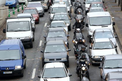 La circulation des motos entre les files est désormais autorisée, afin de fluidifier le trafic