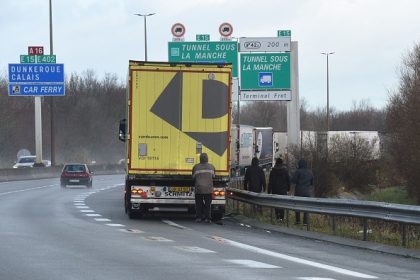 Une conductrice remonte l&rsquo;A16 à contresens : deux morts et une blessée grave