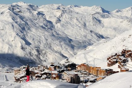 « Vive la liberté et les arrêts maladies » : censée être malade, une influenceuse se pavane dans une station de ski, suscitant l’indignation