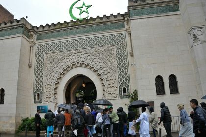 « Fais de la France un pays prospère, sûr et paisible » : la Grande mosquée de Paris introduit une invocation pour la France après le prêche du vendredi