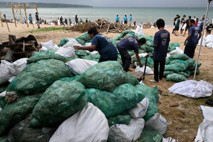 Bali : grand nettoyage des plages envahies par l’un des « pires » échouages de déchets plastiques