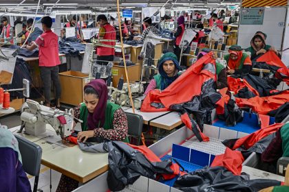 Bangladesh : l&rsquo;industrie textile a rebondi, mais la grande précarité ouvrière demeure