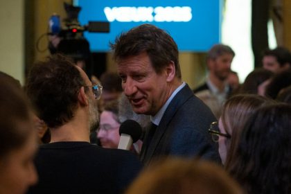 « Rendre Paris plus accessible aux classes moyennes et populaires » : l&rsquo;écologiste Yannick Jadot annonce sa candidature à la mairie de Paris, en 2026