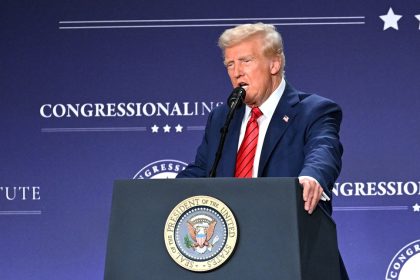 DeepSeek représente un signal d&rsquo;alarme pour les entreprises américaines du secteur technologique, estime Donald Trump