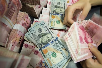 Le yuan chinois atteint son plus bas niveau depuis 16 mois à l&rsquo;approche des tarifs douaniers de Trump