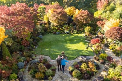 Le jardin d’un couple britannique à la retraite est une oasis spectaculaire qui regorge de couleurs grâce à 3000 plantes