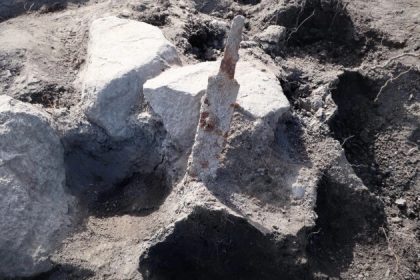 Des archéologues découvrent deux épées de la période Viking sur un site suédois vieux de 1200 ans