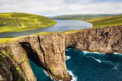 Le lac Sørvágsvatn surplombe l’océan et constitue l’une des plus incroyables illusions d’optique de la nature