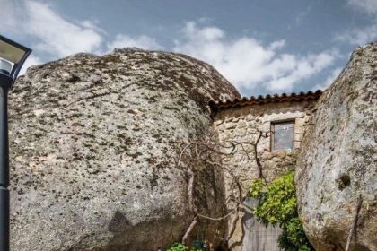 Les maisons de ce village médiéval sont construites à l’intérieur de rochers géants