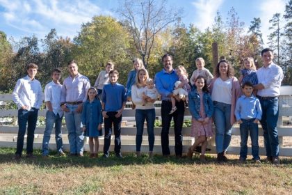 Maître d’œuvre d’une famille : un père de 16 enfants crée un modèle d’entreprise pour aider les familles à s’épanouir