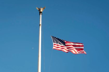 Joe Biden gardera les drapeaux américains en berne pendant l&rsquo;investiture de Donald Trump