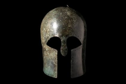 Un casque grec de combat rare et incroyablement bien conservé après 2500 ans vendu aux enchères