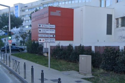 Un patient fête sa rémission en dansant avec l’infirmière dans les couloirs de l’hôpital, la vidéo devient virale