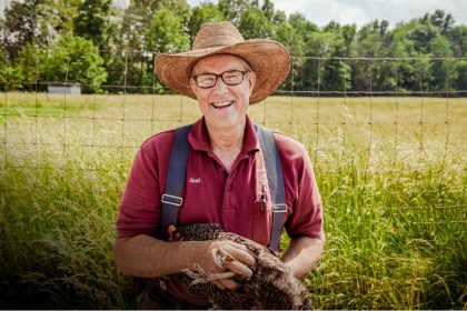 Faites la connaissance de Joel Salatin, pionnier de l’agriculture régénératrice, se qualifiant lui-même d’« agriculteur lunatique »