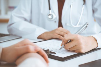 « On n&rsquo;est pas des criminels ! » : une médecin surmenée n&rsquo;assure plus ses gardes, les gendarmes débarquent dans son cabinet