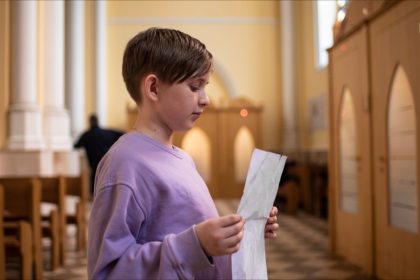 « Elle existe depuis 2000 ans » : en Pologne, un acteur lance une pétition pour supprimer la confession des mineurs