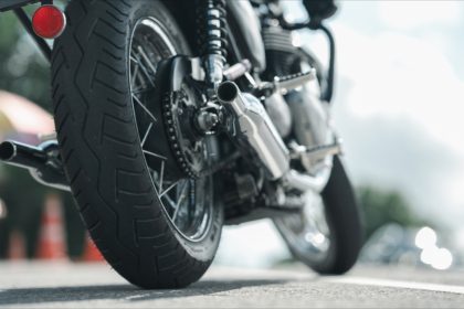 Marseille : un jeune homme de 25 ans tente une roue arrière en moto et se tue