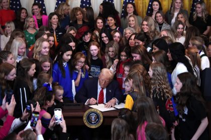 Donald Trump signe un décret pour interdire aux hommes de participer aux compétitions féminines