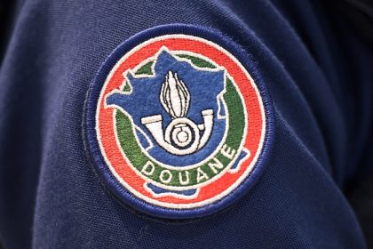 Un jeune interpellé dans l’Aude : il roulait sans permis à 180 km/h, avec 70.000 euros de produits de contrebande dans le coffre