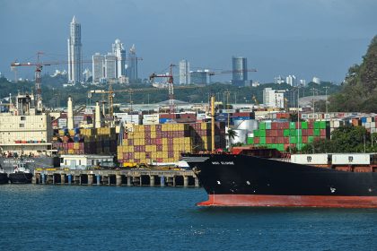 Le Panama supprime les frais de passage pour les navires du gouvernement américain transitant par le canal de Panama
