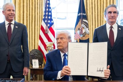 Donald Trump signe un décret interdisant le financement fédéral des écoles imposant le vaccin contre le Covid-19