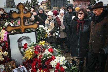 Russie : un an après sa mort et malgré les risques, plus d&rsquo;un millier de personnes sur la tombe d&rsquo;Alexeï Navalny