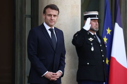 Ukraine : Emmanuel Macron convoque les chefs de partis face à la « menace existentielle » russe