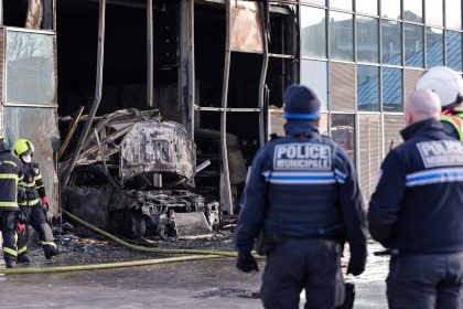Une voiture en feu fonce dans une bibliothèque, à Grenoble, en marge d&rsquo;échauffourées avec la police